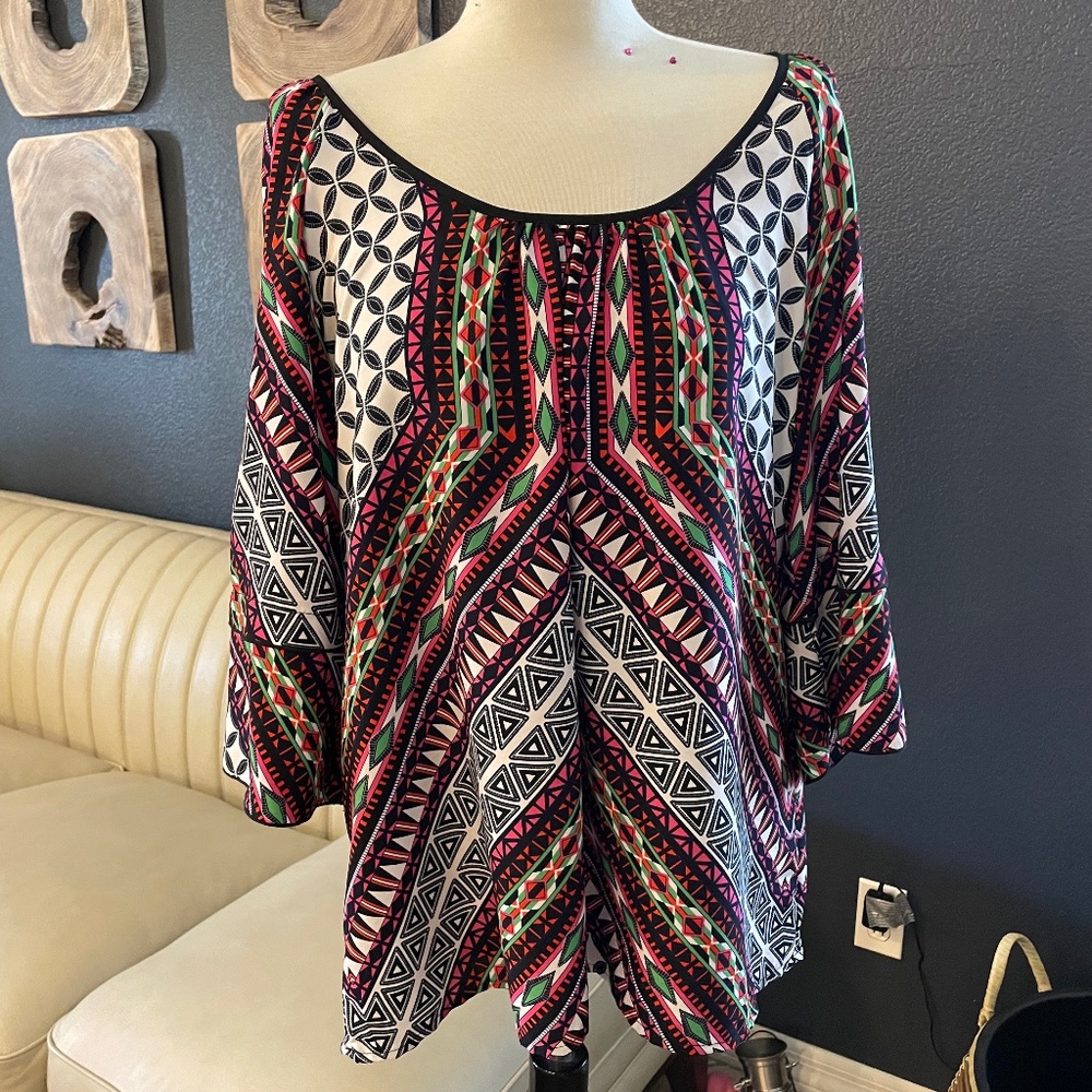 Gibson and Latimer Blousy Graphic Top Cold Shoulder Size Large